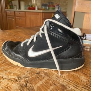 NIKE BASKETBALL SHOES
